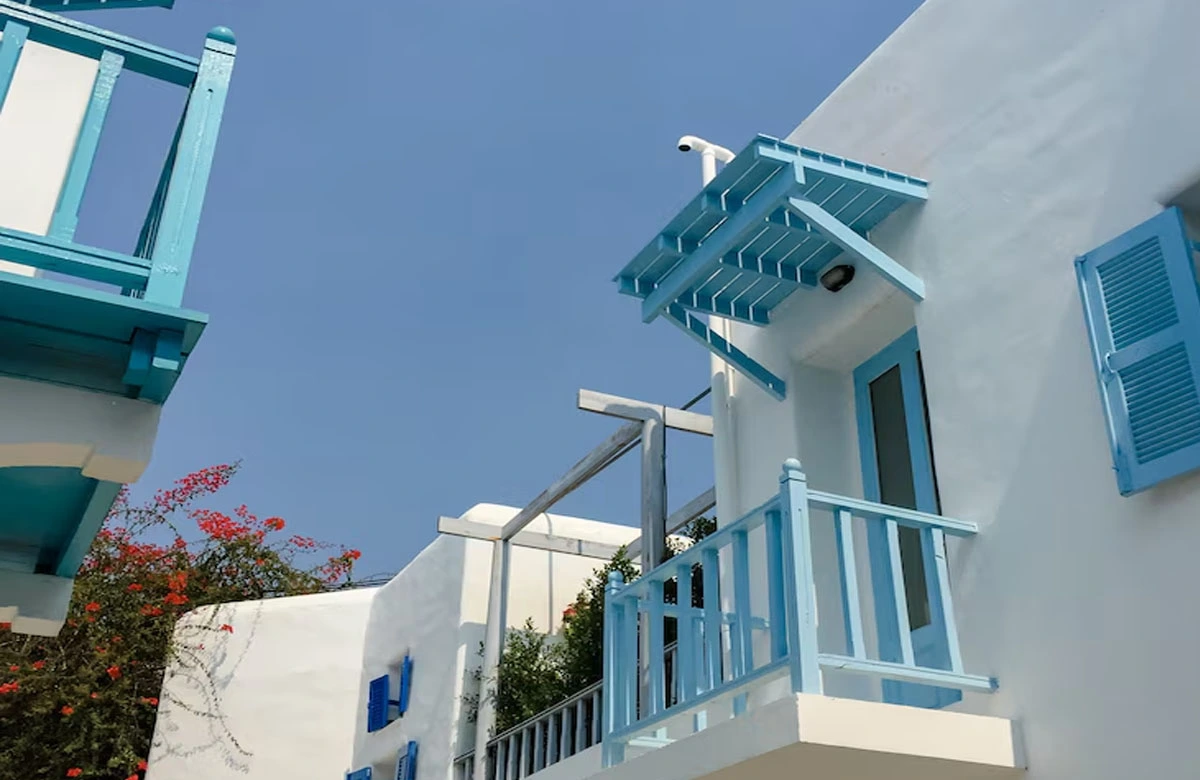 This vibrant white and blue facade highlights expert painting work in Dubai, bringing a Mediterranean flair to urban homes.