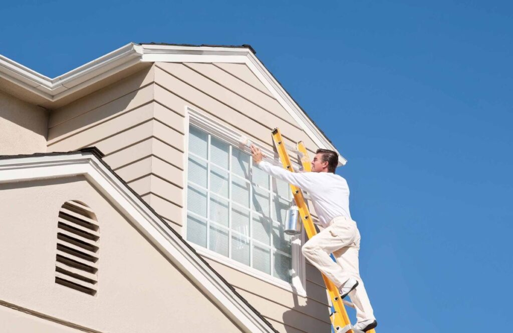 A person do the service of exterior painting in sports city home.
